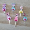 Detalle de caramelo con temática infantil y diseño de muñecas con pijama de animales.