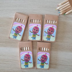 Detalle de papelería infantil con diseño de muñecas con pijama de animales.