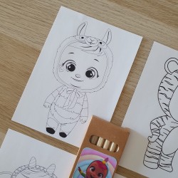 Detalle de papelería con diseño de muñecas con pijama de animales.