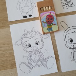 Presentación artesanal con ilustración exclusiva de bebés llorones en colores suaves.