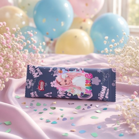 Tableta de chocolate Nestlé personalizada de Karol G por Kalukuqui en tonos pastel.