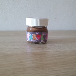 Detalle de crema de cacao con temática musical e inspiración en la Bichota.