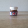 Detalle de crema de cacao con temática musical e inspiración en la Bichota.