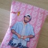 Diseño de packaging para dulces con la imagen de Bad Bunny y estética urbana.