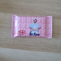 Diseño de packaging para dulce de chocolate con la imagen de Bad Bunny.