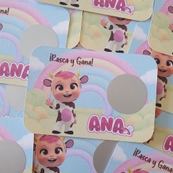 Tarjeta rasca y gana de los Bebés Llorones por Kalukuqui en tonos pastel.