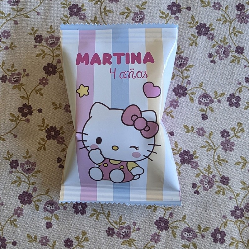 Detalle de regalo infantil con temática kawaii y diseño de la gatita de Sanrio.