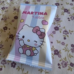 Diseño de packaging sorpresa con la imagen de Hello Kitty y su lazo.