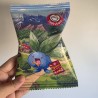 Detalle de snack salado con temática gamer y diseño de Pokémon planta.