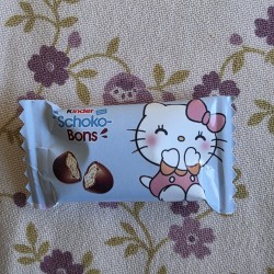 Diseño de packaging para lote de dulces con la imagen de Hello Kitty y su lazo.