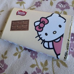 Detalle de chocolatina con temática kawaii y diseño de la gatita de Sanrio.