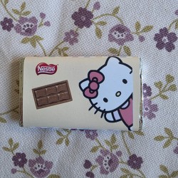 Diseño de packaging para tableta de chocolate con la imagen de Hello Kitty y su lazo.
