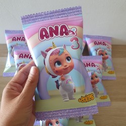 Detalle de snack salado infantil con diseño de muñecas con pijama de animales.