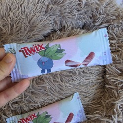 Diseño de packaging para barritas Twix con la imagen de Oddish.