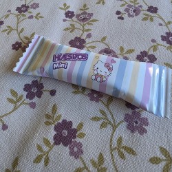 Diseño de packaging para dulce de chocolate con la imagen de Hello Kitty y su lazo.