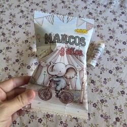 Bolsitas de gusanitos de maíz personalizadas para detalles de invitados.