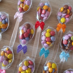 Diseño de packaging para cuchara sorpresa con caramelos de colores.