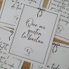 Diseño de número de mesa minimalista con detalle de lazo negro decorativo.