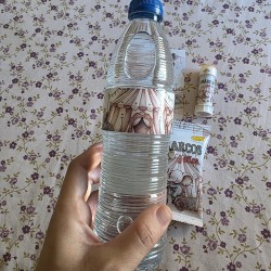 Diseño de etiquetas resistentes al agua con la imagen de carpa de circo.