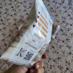 Diseño de packaging para bolsitas de gusanitos con la imagen de circo mágico.