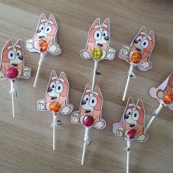 Detalle de golosina infantil con diseño de perrita de dibujos animados.