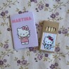 Detalle de papelería infantil creativa con diseño de la gatita Hello Kitty.