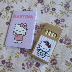 Diseño de librito desplegable para colorear con la imagen de personajes Sanrio.