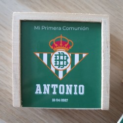 Diseño de estuche de tres en raya con la imagen y colores del Real Betis.