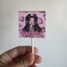 Detalle de golosina infantil con diseño de muñecas fashion y estilo urbano.