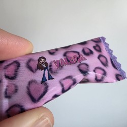 Diseño de packaging para lote de chuches con la imagen de Bratz.