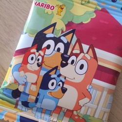 Detalle de chuches infantiles con diseño de la familia de perritos Bluey.
