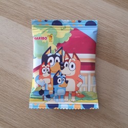 Diseño de packaging para golosinas con la imagen de los personajes de la serie.