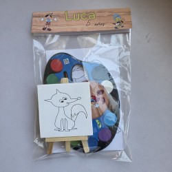Detalle de papelería infantil de pintura con diseño de cuento clásico.