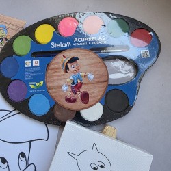 Presentación artesanal con ilustración exclusiva de Pinocho en colores suaves.