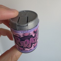 Diseño de packaging para mini lata con la imagen de Bratz.