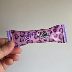 Detalle de snack de chocolate infantil con diseño de muñecas fashion en versión bebé.