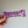 Detalle de snack de chocolate infantil con diseño de muñecas fashion en versión bebé.