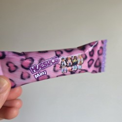 Diseño de packaging para mini Huesitos con la imagen de Bebés Bratz.