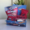 Detalle de lote de snacks y dulces infantiles con temática de coches de carreras.