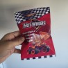 Detalle de snack salado infantil con diseño de coches de carreras y velocidad.