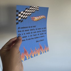 Diseño de tarjeta de felicitación con la imagen de bólidos de Hot Wheels.