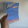 Diseño de tarjeta de felicitación con la imagen de bólidos de Hot Wheels.