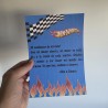 Detalle de papelería infantil con diseño de coches de carreras y velocidad.