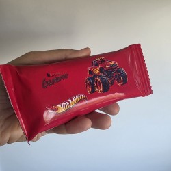 Diseño de packaging para Kinder Bueno con la imagen de Hot Wheels.
