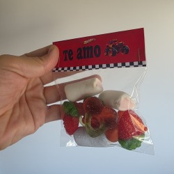 Diseño de packaging para bolsita de golosinas con la imagen de Hot Wheels.