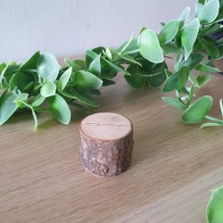 Detalle de madera natural rústica para exhibir marcasitios de mesa en eventos.
