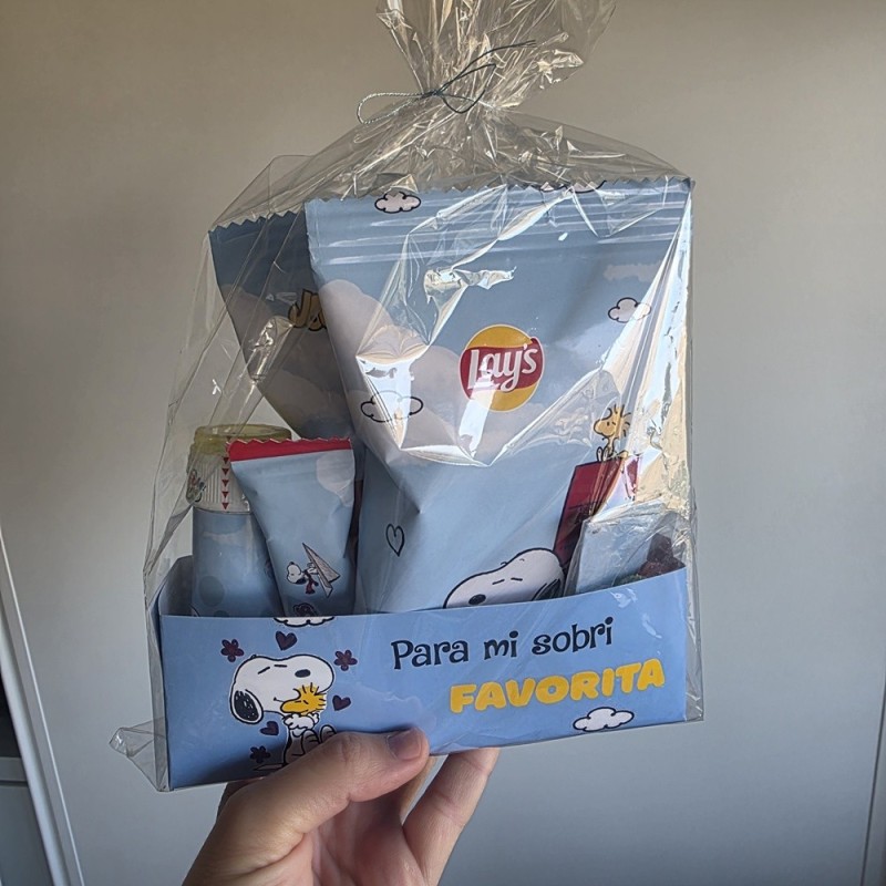 Detalle de cesta regalo infantil y juvenil con temática de Snoopy en París.