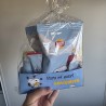 Detalle de cesta regalo infantil y juvenil con temática de Snoopy en París.