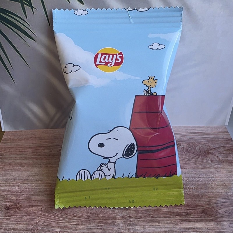 Detalle de snack salado para fiestas infantiles con diseño de Snoopy.