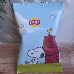 Packaging artesanal para bolsa de patatas fritas con temática de Peanuts.